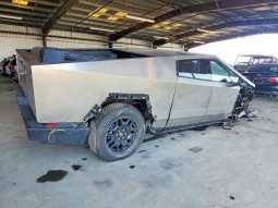 TESLA CYBERTRUCK, 2025