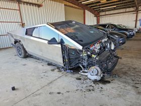 TESLA CYBERTRUCK, 2025