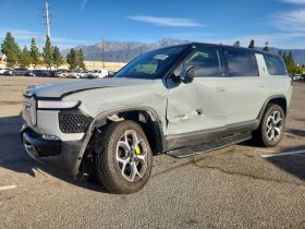 RIVIAN R1S ADVENTURE, 2023