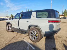 RIVIAN R1S ADVENTURE, 2023